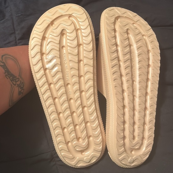 Bebe Slides - Picture 3 of 4